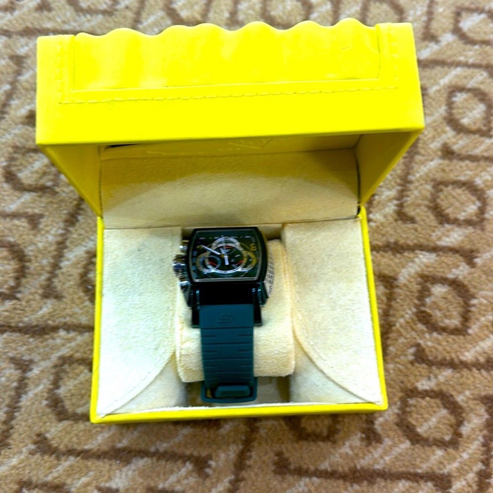 Brand new INVICTA watch!! Will leave head turning!!